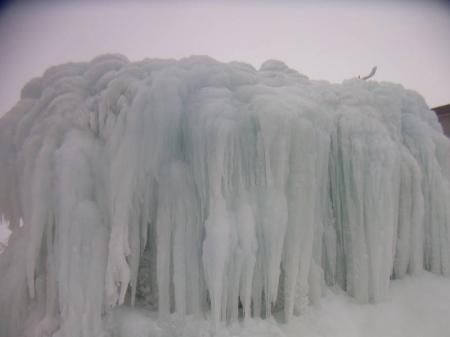 人工で作った氷瀑みたいだけど、ここまで凍らせるのもすごい