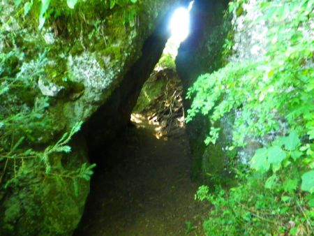 途中にあった岩のトンネル。入ってみたけど別に珍しい感じはなかった