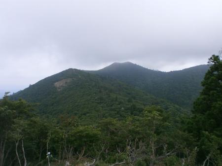 御殿山頂に到着して武奈ヶ岳を望む