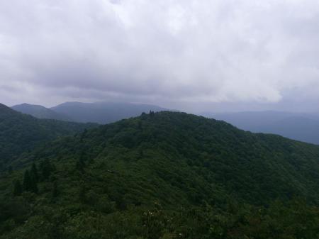 武奈ヶ岳の稜線よりさっきいた御殿山を望む