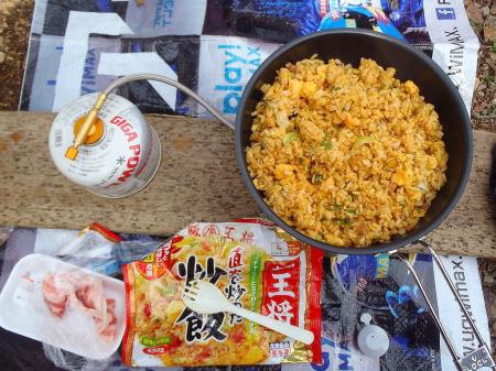 稲村小屋で食事。今日は大阪王将のチャーハンを焼いて食べたがめちゃくちゃ美味かった