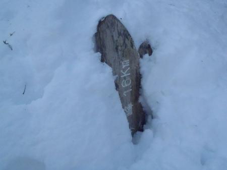 雪に埋まってる変な向きの道標。山頂まで1.6km