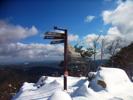 しつこいようだけど、やはりこの看板と積雪と青空が素晴らしい