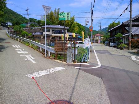 妙見口駅から道路を左にあがって行く。高代寺コースの道標に従っていく