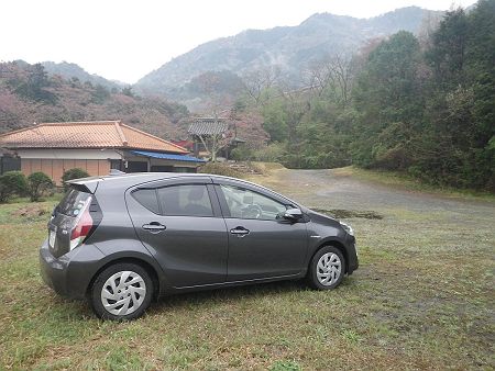 三尾山登山者駐車場はかなり広く、適当に車を駐車して登山準備をした