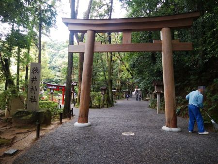 狭井神社の鳥居の中へ入っていく。登拝の受付はこの奥にあるようだ