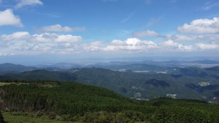 空撮で北西方面。和歌山の海などが望める