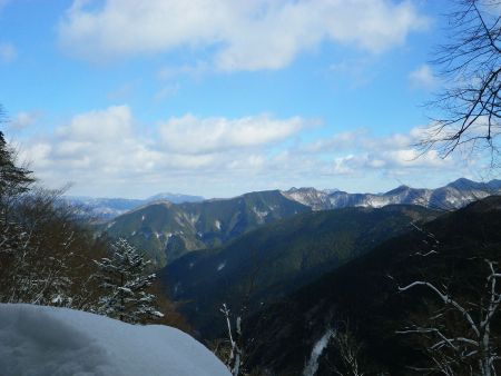 すっかり晴れて台高山脈が一望できた。あまり雪は積もってないのね