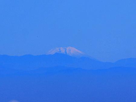 ズームで富士山。山肌と剣ヶ峰がはっきり見えます