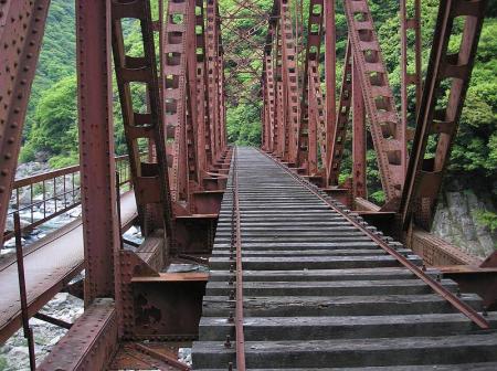 名物なのか鉄橋がある。ここは線路じゃなくて左側を歩いていく