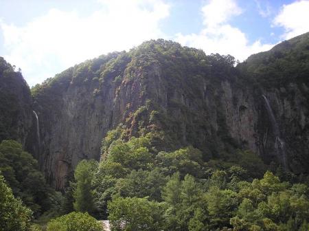 不動滝と権現滝の両方が見える。こういう滝があって岩肌むき出しの山容も珍しい