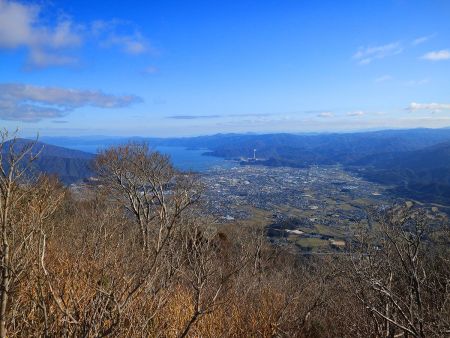 北側の敦賀市と日本海を撮影。ここは登山道の途中で見た景色のほうがよかったかも