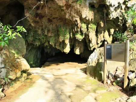 千仏鍾乳洞の入口。洞窟内は膝下くらいまで水に浸かるということで草履をかりて入って行った