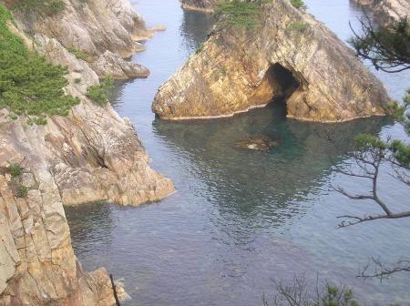 城原海岸側にも岩に穴が開いた洞窟のようなものが見える。ここは夏に入ったことある