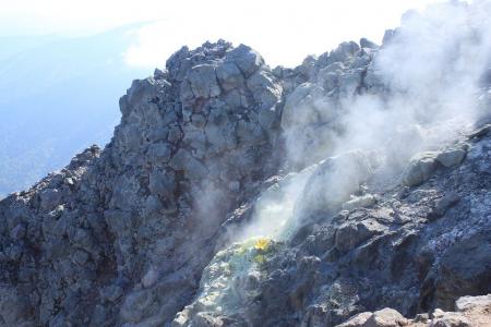 硫黄と火山ガス。浅間山を思い出す
