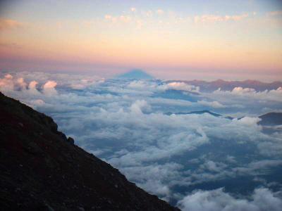 よく見ると富士山が雲の影に！これまさに影富士