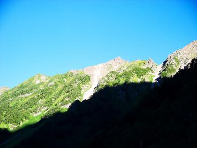 今日も朝にあの稜線を歩けたらなあって思いながら、山々を見て岳沢を後にする