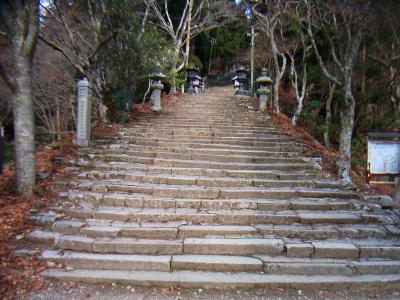 ここから山頂まで長い階段が・・・これを登りきると愛宕神社　総本社、つまり山頂になる