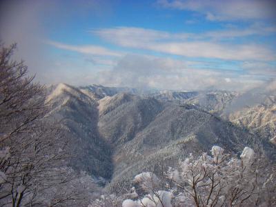 展望をズームして撮影。周りの山も雪で覆われている