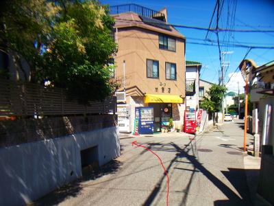 阪急岡本駅より歩いていってこの場所で左に曲がる