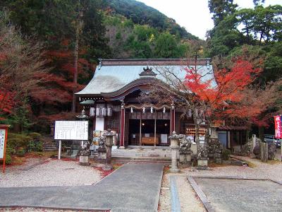 若山神社の駐車場に車を停めて紅葉を見る
