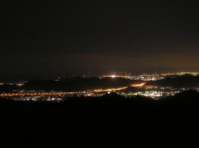 ところ変わって百間岩付近から撮影した夜景。高御位山から見えなかった部分を見えた