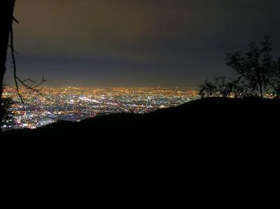 少し角度を変えて撮影してみた夜景。よく見ると大阪湾が見えてると思われる