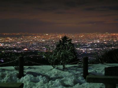 積雪と木と夜景という感じで撮影してみたけど、木にもう少し雪がついていればなあ