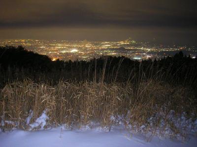 奈良側の夜景。積雪の状態も入れておくのでこっちもフラッシュを使って撮影した
