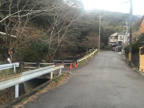 小倉神社スタートと思いきや登山者は久保川の右手のこの付近から登ってくれとのことだったのここからスタート。この左の階段を登ります