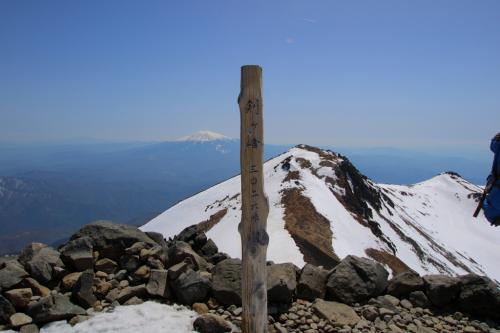 体調不良でスローペースだったけど、なんとか乗鞍岳・剣ヶ峰（3026m）に到着。念願の雪の乗鞍岳の登頂だった！