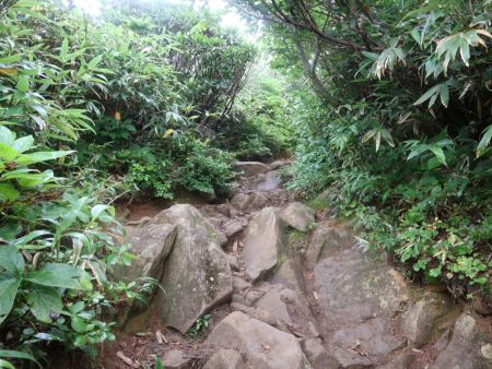 登山道に戻って安達太良山の山頂を目指す