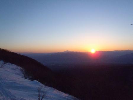 浅間山方面に沈む夕日が綺麗。向かいの連なった尾根に昨年登った水沢山も望めた