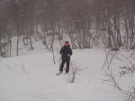 勝原のスキー場トップくらいから吹雪いてきた