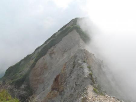 ここが一番の難所、ラクダの背。剣ヶ峰→弥山のルートは下りになっているので危険度倍増