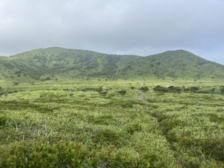 火口原駐車場に到着すると前方に高原が見えて「おぉー！北海道らしい高原地帯」だとはしゃいだ。ところが・・・