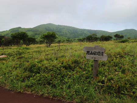 まずは恵山管理道である遊歩道を歩いて登山口を目指す