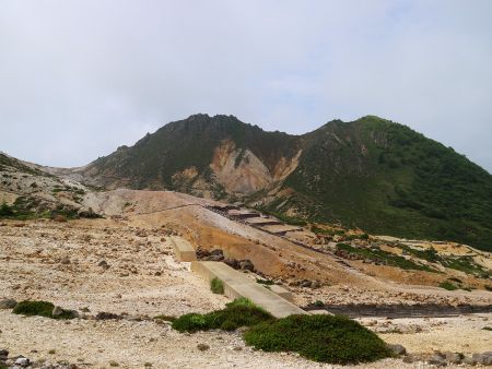 恵山の尾根に続く隣の山も山容がカッコいいが、あそこへは無理矢理じゃないと登れないみたい