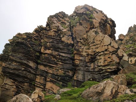 火山性の大きな岩。どうやらこれは流れた溶岩の方向を示すものを流理構造をした岩らしい