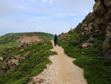 意外と登山口までの長かった。どうやら裏側付近までトラバースしてそこから登るみたい