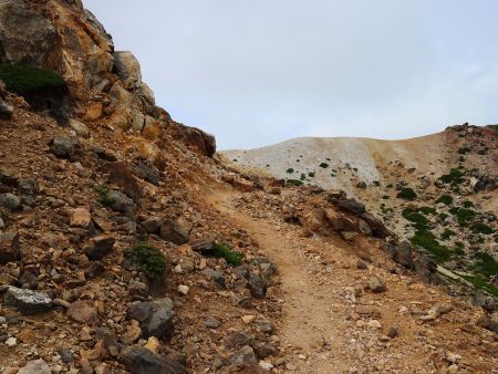 やはりこういったトラバースの道が多い。序盤は軽いつづら折れの登山道になっていた