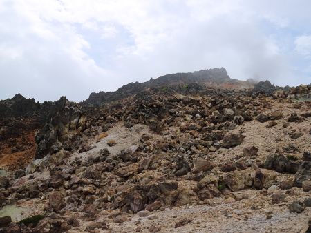 上を見上げるとガレていてまさに火山に登っているんだという実感した