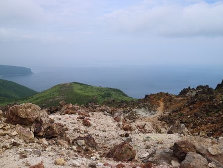 この付近で北東方面の海辺が見えた。高原地帯にも道があるのが見えたので向かいの山にも登れるみたい