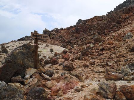 恵山山頂まで1000mと中間地点あたりに到着。階段だらけで少し疲れたのと、次のこともあるのでここで５分休憩した