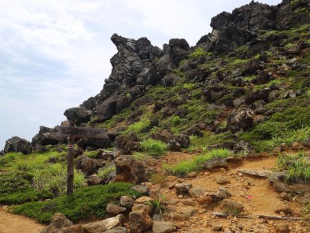 さらに登っていくと山頂まで730m地点にきた。迫力ある岩群に圧倒されながら歩いていた。とても標高600m程度の山には思えない