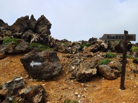 少し歩くと山頂まで400m地点に到着。この付近はガレ場続きの登りが続いて浮石に注意しながら歩いていた