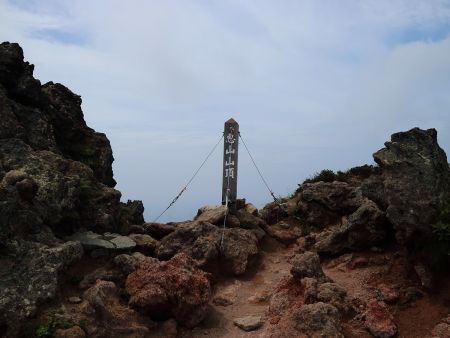 恵山山頂（618m）に到着。左側の岩の上が一番高い場所なんだけど、とても登れそうにないしその向こう側は断崖絶壁なので危ない