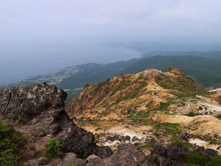 恵山山頂から南側の海辺も見えた。写真ではわかりにくいが手前側は断崖前壁になっていて見えてる尖った岩場には行けない