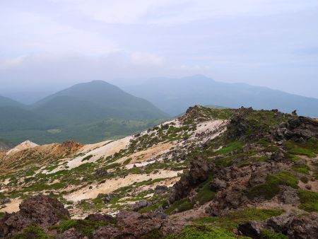 北側を見ると奥に少し高い山が見えるが、海向山にしては遠い気がする。向かい側の山がそうなのかな！？