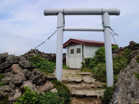 せっかくなので恵山権現堂まで歩いていったが、同行者はここが山頂だと思っていたらしい。展望がなくて風が強いのでさっさと撤退した